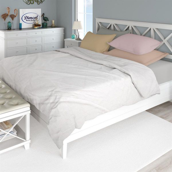 Η φωτογραφία δείχνει Άνετη και απαλή μονόχρωμη κουβέρτα πικέ king size, διαστάσεων 240X250 cm.