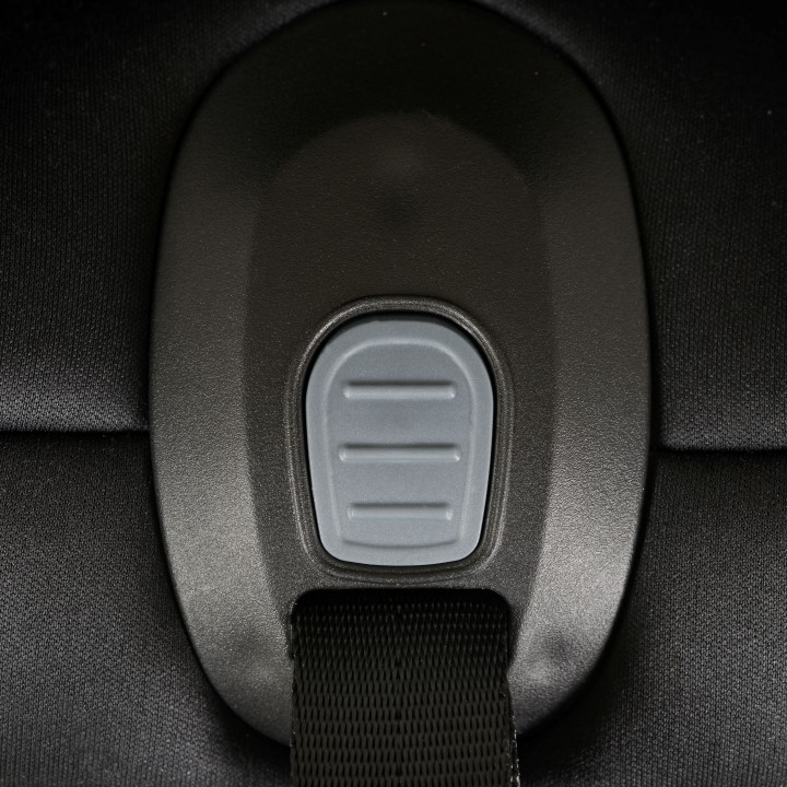 Η φωτογραφία δείχνει Το κάθισμα αυτοκινήτου Gravity I-Size 40-150 cm είναι με σύστημα Isofix + Top Tether, πληροί το πρότυπο R129-03.