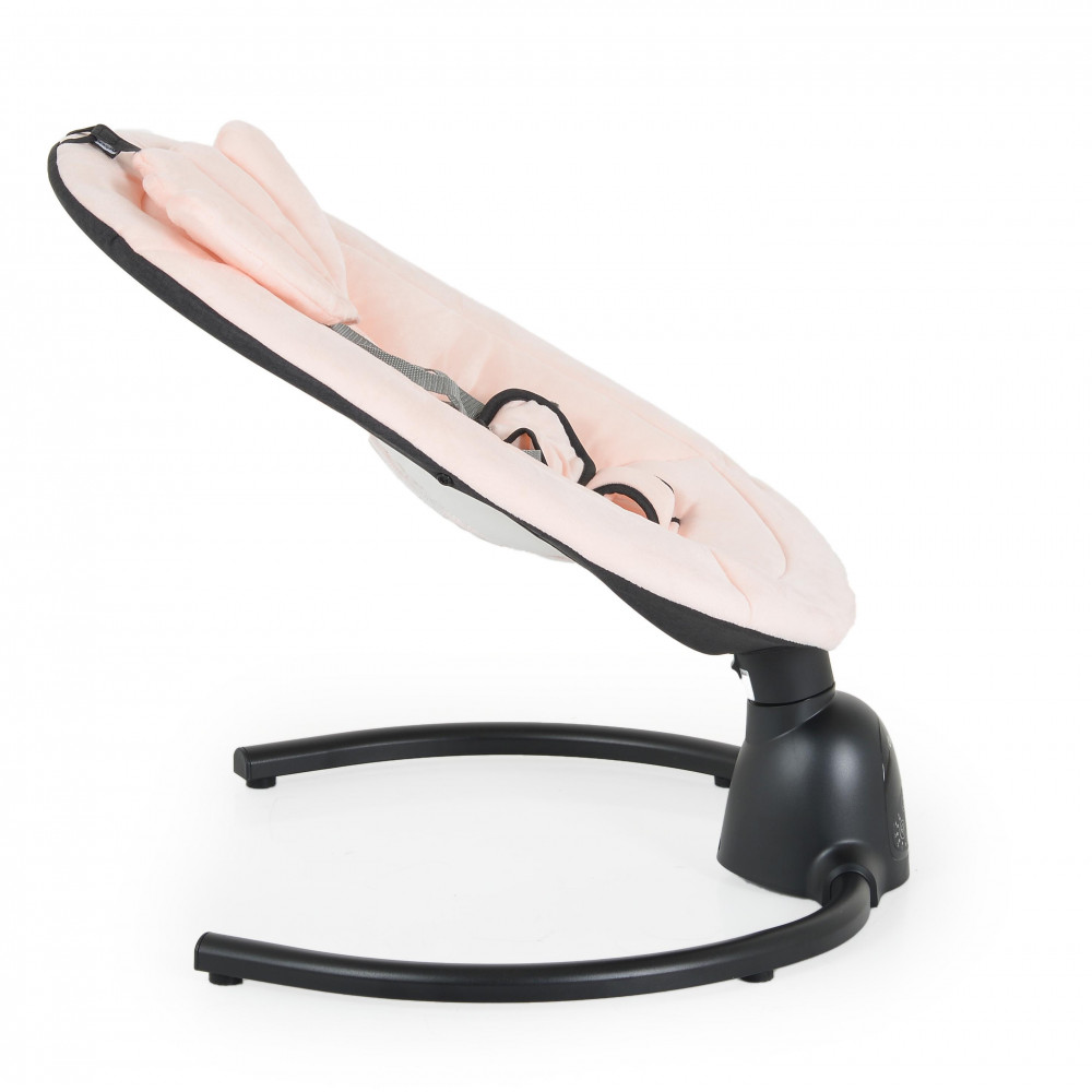 Η φωτογραφία δείχνει Το ρηλάξ για μωρά Clarissa έχει 5 ταχύτητες κουνήματος και ένα στιλάτο σχεδιασμό, κατάλληλο για οποιοδήποτε εσωτερικό χώρο.