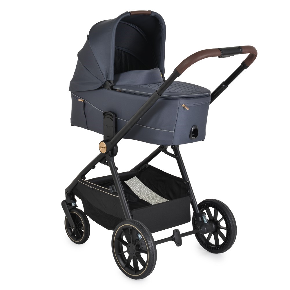 Η φωτογραφία δείχνει Καρότσι Celebrity 2 σε 1, Cangaroo, σχεδιασμένο με γνώμονα τη δυναμική καθημερινότητα των γονέων και την απόλυτη άνεση του παιδιού.