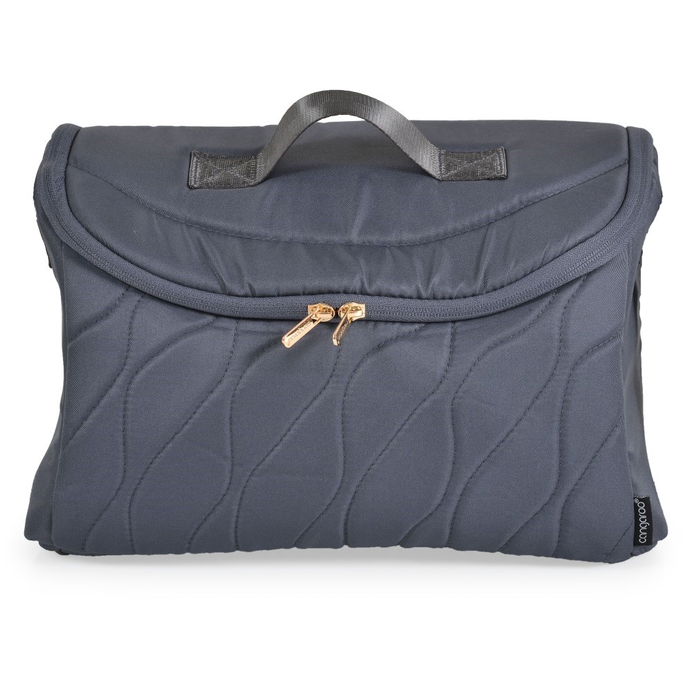 Η φωτογραφία δείχνει Καρότσι Celebrity 2 σε 1, Cangaroo, σχεδιασμένο με γνώμονα τη δυναμική καθημερινότητα των γονέων και την απόλυτη άνεση του παιδιού.