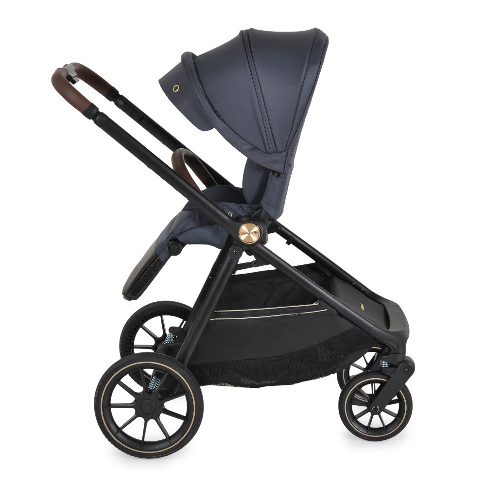 Η φωτογραφία δείχνει Καρότσι Celebrity 2 σε 1, Cangaroo, σχεδιασμένο με γνώμονα τη δυναμική καθημερινότητα των γονέων και την απόλυτη άνεση του παιδιού.