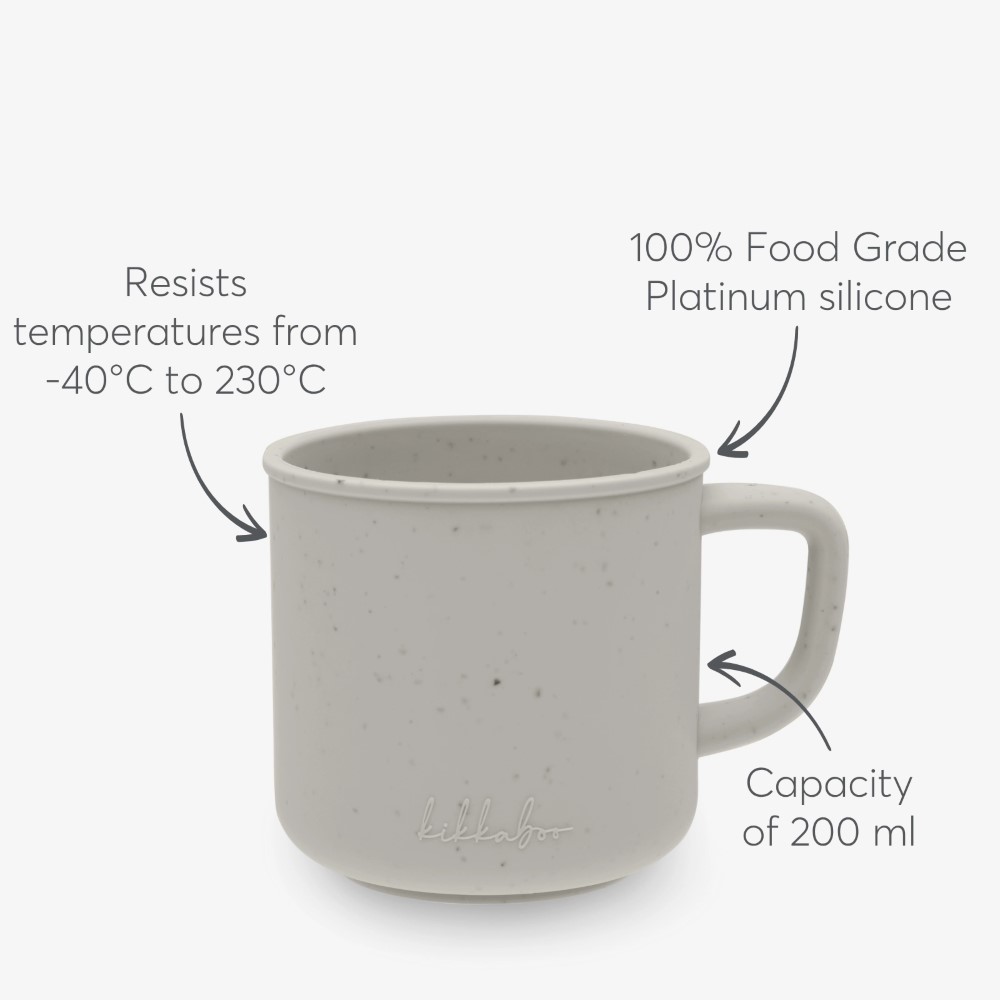 Η φωτογραφία δείχνει Το Κύπελλο με Λαβή από Πλατινένια Σιλικόνη είναι το ιδανικό κύπελλο για να υποστηρίξει το ταξίδι του παιδιού σας προς την ανεξάρτητη κατανάλωση αλκοόλ, σχεδιασμένο για να είναι ασφαλές, πρακτικό και εύκολο στη χρήση κάθε μέρα.