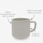 Η φωτογραφία δείχνει Το Κύπελλο με Λαβή από Πλατινένια Σιλικόνη είναι το ιδανικό κύπελλο για να υποστηρίξει το ταξίδι του παιδιού σας προς την ανεξάρτητη κατανάλωση αλκοόλ, σχεδιασμένο για να είναι ασφαλές, πρακτικό και εύκολο στη χρήση κάθε μέρα.