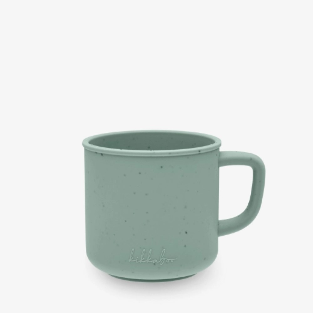 Η φωτογραφία δείχνει Το Κύπελλο με Λαβή από Πλατινένια Σιλικόνη είναι το ιδανικό κύπελλο για να υποστηρίξει το ταξίδι του παιδιού σας προς την ανεξάρτητη κατανάλωση αλκοόλ, σχεδιασμένο για να είναι ασφαλές, πρακτικό και εύκολο στη χρήση κάθε μέρα.