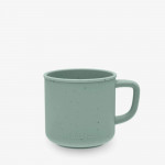 Η φωτογραφία δείχνει Το Κύπελλο με Λαβή από Πλατινένια Σιλικόνη είναι το ιδανικό κύπελλο για να υποστηρίξει το ταξίδι του παιδιού σας προς την ανεξάρτητη κατανάλωση αλκοόλ, σχεδιασμένο για να είναι ασφαλές, πρακτικό και εύκολο στη χρήση κάθε μέρα.