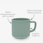 Η φωτογραφία δείχνει Το Κύπελλο με Λαβή από Πλατινένια Σιλικόνη είναι το ιδανικό κύπελλο για να υποστηρίξει το ταξίδι του παιδιού σας προς την ανεξάρτητη κατανάλωση αλκοόλ, σχεδιασμένο για να είναι ασφαλές, πρακτικό και εύκολο στη χρήση κάθε μέρα.