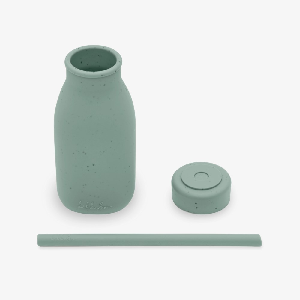 Ενθαρρύνετε την ανεξαρτησία του μικρού σας με το Μπουκάλι Πλατινένιας Σιλικόνης με Καλαμάκι – μια πρακτική και ασφαλής επιλογή για παιδιά ηλικίας 18 μηνών και άνω.