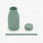 Ενθαρρύνετε την ανεξαρτησία του μικρού σας με το Μπουκάλι Πλατινένιας Σιλικόνης με Καλαμάκι – μια πρακτική και ασφαλής επιλογή για παιδιά ηλικίας 18 μηνών και άνω.