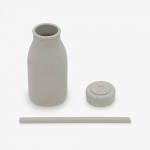 Η φωτογραφία δείχνει Ενθαρρύνετε την ανεξαρτησία του μικρού σας με το Μπουκάλι Πλατινένιας Σιλικόνης με Καλαμάκι – μια πρακτική και ασφαλής επιλογή για παιδιά ηλικίας 18 μηνών και άνω.