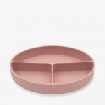 Η φωτογραφία δείχνει Το διαιρούμενο πιάτο με βάση αναρρόφησης Platinum Silicone είναι ειδικά σχεδιασμένο για να υποστηρίζει τη μετάβαση του μωρού σας σε στερεές τροφές, προσφέροντας πρακτικότητα και ασφάλεια για κάθε γεύμα.