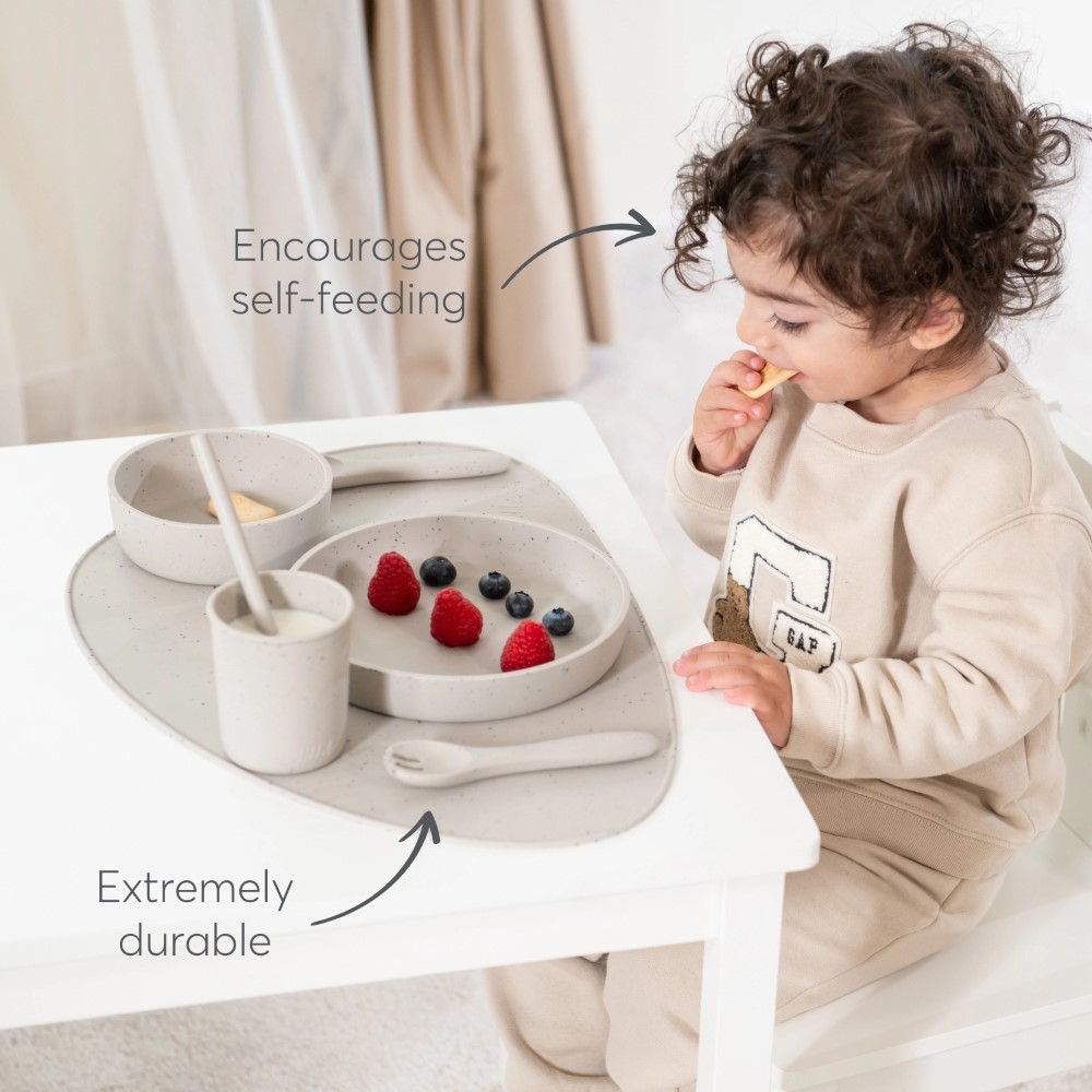 Σετ φαγητού 5 τεμαχίων από σιλικόνη είναι ο ιδανικός σύντροφος για το μωρό σας κατά τη διάρκεια του γεύματος, προσφέροντας όλα όσα χρειάζεται για ασφαλές, ανεξάρτητο και ευχάριστο τάισμα από 6 μηνών και άνω.