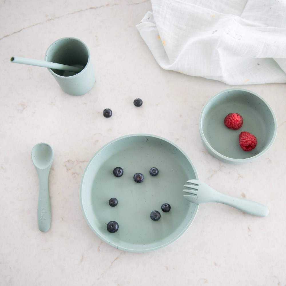 Η φωτογραφία δείχνει Σετ φαγητού 5 τεμαχίων από σιλικόνη είναι ο ιδανικός σύντροφος για το μωρό σας κατά τη διάρκεια του γεύματος, προσφέροντας όλα όσα χρειάζεται για ασφαλές, ανεξάρτητο και ευχάριστο τάισμα από 6 μηνών και άνω.