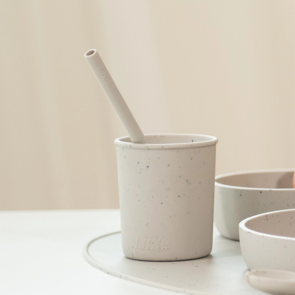 Το σετ καλαμάκια 3 τεμαχίων από πλατινένια σιλικόνη είναι μια πρακτική και οικολογική λύση για τα καθημερινά ποτά του νήπιού σας.