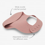 Η φωτογραφία δείχνει Η Bib Platinum Silicone προσφέρει μια έξυπνη λύση για τη διατήρηση της καθαριότητας κατά τη διάρκεια των γευμάτων.