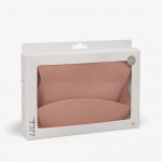 Η φωτογραφία δείχνει Η Bib Platinum Silicone προσφέρει μια έξυπνη λύση για τη διατήρηση της καθαριότητας κατά τη διάρκεια των γευμάτων.