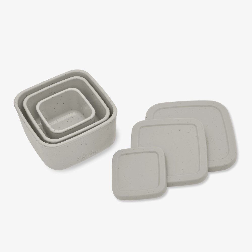 Η φωτογραφία δείχνει Σετ 3 μπωλ σνακ από πλατινένια σιλικόνη είναι η ιδανική λύση για την αποθήκευση των σνακ και των γευμάτων του παιδιού σας, προσφέροντας πρακτικότητα, ασφάλεια και ανθεκτικότητα τόσο για χρήση στο σπίτι όσο και εν κινήσει.