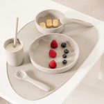 Η φωτογραφία δείχνει Σετ φαγητού 5 τεμαχίων από σιλικόνη είναι ο ιδανικός σύντροφος για το μωρό σας κατά τη διάρκεια του γεύματος, προσφέροντας όλα όσα χρειάζεται για ασφαλές, ανεξάρτητο και ευχάριστο τάισμα από 6 μηνών και άνω.