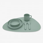 Η φωτογραφία δείχνει Το σουπλά από σιλικόνη Platinum είναι η τέλεια προσθήκη στην ώρα του φαγητού του μωρού σας, προσφέροντας καθαριότητα και ευελιξία.