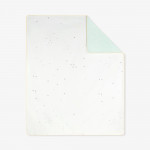 Η φωτογραφία δείχνει Η καλοκαιρινή κουβέρτα SLEEPY SHEEP είναι μια απαλή και αναπνεύσιμη διπλής όψης κουβέρτα, σχεδιασμένη προσεκτικά για να διατηρεί το νεογέννητό σας ζεστό και άνετο κατά τους θερμότερους μήνες.