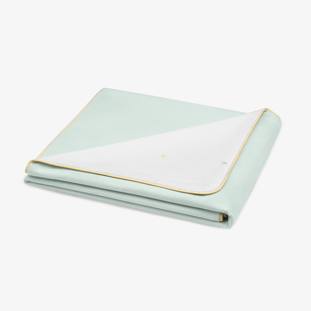 Η φωτογραφία δείχνει Η καλοκαιρινή κουβέρτα SLEEPY SHEEP είναι μια απαλή και αναπνεύσιμη διπλής όψης κουβέρτα, σχεδιασμένη προσεκτικά για να διατηρεί το νεογέννητό σας ζεστό και άνετο κατά τους θερμότερους μήνες.