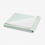 Η φωτογραφία δείχνει Η καλοκαιρινή κουβέρτα SLEEPY SHEEP είναι μια απαλή και αναπνεύσιμη διπλής όψης κουβέρτα, σχεδιασμένη προσεκτικά για να διατηρεί το νεογέννητό σας ζεστό και άνετο κατά τους θερμότερους μήνες.