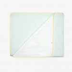 Η φωτογραφία δείχνει Η καλοκαιρινή κουβέρτα SLEEPY SHEEP είναι μια απαλή και αναπνεύσιμη διπλής όψης κουβέρτα, σχεδιασμένη προσεκτικά για να διατηρεί το νεογέννητό σας ζεστό και άνετο κατά τους θερμότερους μήνες.