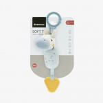 Η φωτογραφία δείχνει Το λούτρινο παιχνίδι με κουδούνισμα είναι ένας απαλός και συναρπαστικός λούτρινος σύντροφος, σχεδιασμένος για να διεγείρει τις αισθήσεις του μωρού σας με απαλούς ήχους και διαδραστικές υφές.