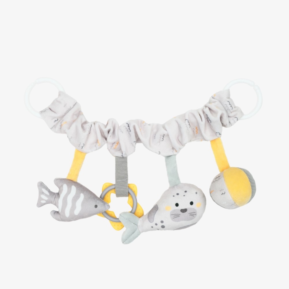 Η λούτρινη γιρλάντα είναι ένα γοητευτικό και ενδιαφέρον αξεσουάρ σχεδιασμένο για να διασκεδάζει το μωρό σας κατά τη διάρκεια των βόλτων.