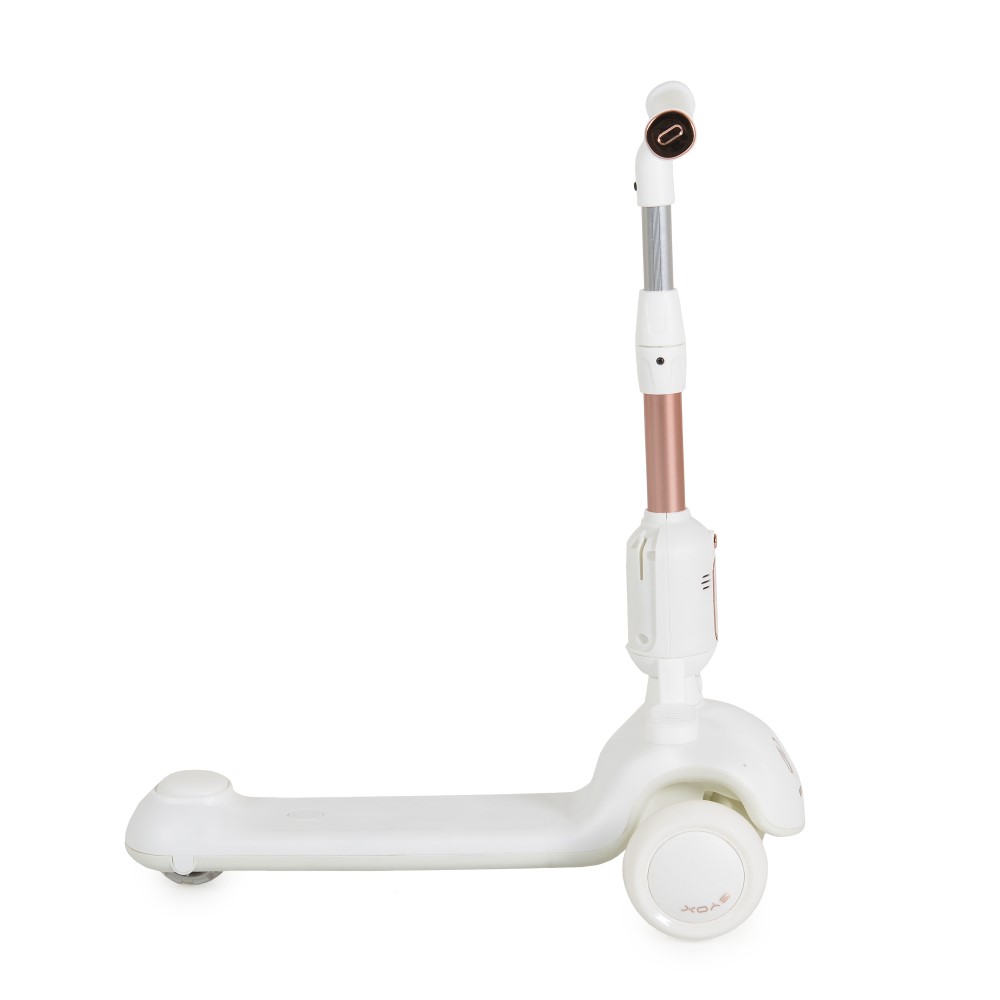 Η φωτογραφία δείχνει Χαρίστε στο παιδί σας συναρπαστικές στιγμές κίνησης με το 2-σε-1 Velvet Royal White scooter της Byox – ένα μείγμα κομψού σχεδιασμού και λειτουργικότητας, που δημιουργήθηκε ειδικά για μικρά παιδιά άνω των 3 ετών που αγαπούν το ενεργό παιχνίδι.