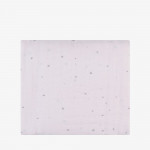 Η φωτογραφία δείχνει Τυλίξτε το μωρό σας με απαλότητα και άνεση με την κουβέρτα διπλής στρώσης μουσελίνα 100x100 cm.