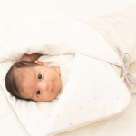 Η φωτογραφία δείχνει Τυλίξτε το νεογέννητό σας με άνεση και στυλ με το σάκο φασκιώματος .