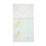 Η φωτογραφία δείχνει Τυλίξτε το νεογέννητό σας με άνεση και στυλ με το σάκο φασκιώματος .