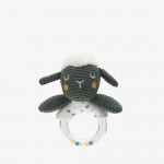 Η φωτογραφία δείχνει Η λούτρινη κουδουνίστρα  είναι ένα γοητευτικό και συναρπαστικό πρώτο παιχνίδι για το μικρό σας.