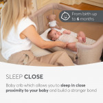 Η φωτογραφία δείχνει Το Bedside Crib NOAH είναι σχεδιασμένο για βρέφη από τη γέννηση έως 6 μηνών, παρέχοντας ένα ασφαλές, άνετο μέρος ακριβώς δίπλα στο κρεβάτι σας βοηθώντας τόσο τους γονείς όσο και το μωρό να επιτύχουν έναν ήσυχο και εύκολο νυχτερινό ύπνο.