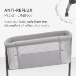 Η φωτογραφία δείχνει Το Bedside Crib NOAH είναι σχεδιασμένο για βρέφη από τη γέννηση έως 6 μηνών, παρέχοντας ένα ασφαλές, άνετο μέρος ακριβώς δίπλα στο κρεβάτι σας βοηθώντας τόσο τους γονείς όσο και το μωρό να επιτύχουν έναν ήσυχο και εύκολο νυχτερινό ύπνο.