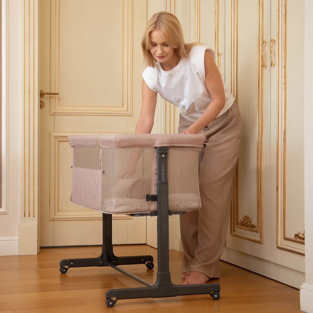 Το Bedside Crib NOAH είναι σχεδιασμένο για βρέφη από τη γέννηση έως 6 μηνών, παρέχοντας ένα ασφαλές, άνετο μέρος ακριβώς δίπλα στο κρεβάτι σας βοηθώντας τόσο τους γονείς όσο και το μωρό να επιτύχουν έναν ήσυχο και εύκολο νυχτερινό ύπνο.