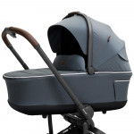 Η φωτογραφία δείχνει Dovadi Fly 2 σε 1 NIGHT GREY – Στυλ, άνεση & πρακτικότητα σε κάθε βόλταΓιατί να το επιλέξετεΤο πολυκαρότσι Dovadi Fly 2 σε 1 σε κομψό χρώμα NIGHT GREY είναι η ιδανική επιλογή για γονείς που αναζητούν μοντέρνο design, πρακτικές λύσεις και απόλυτη ασφάλεια.