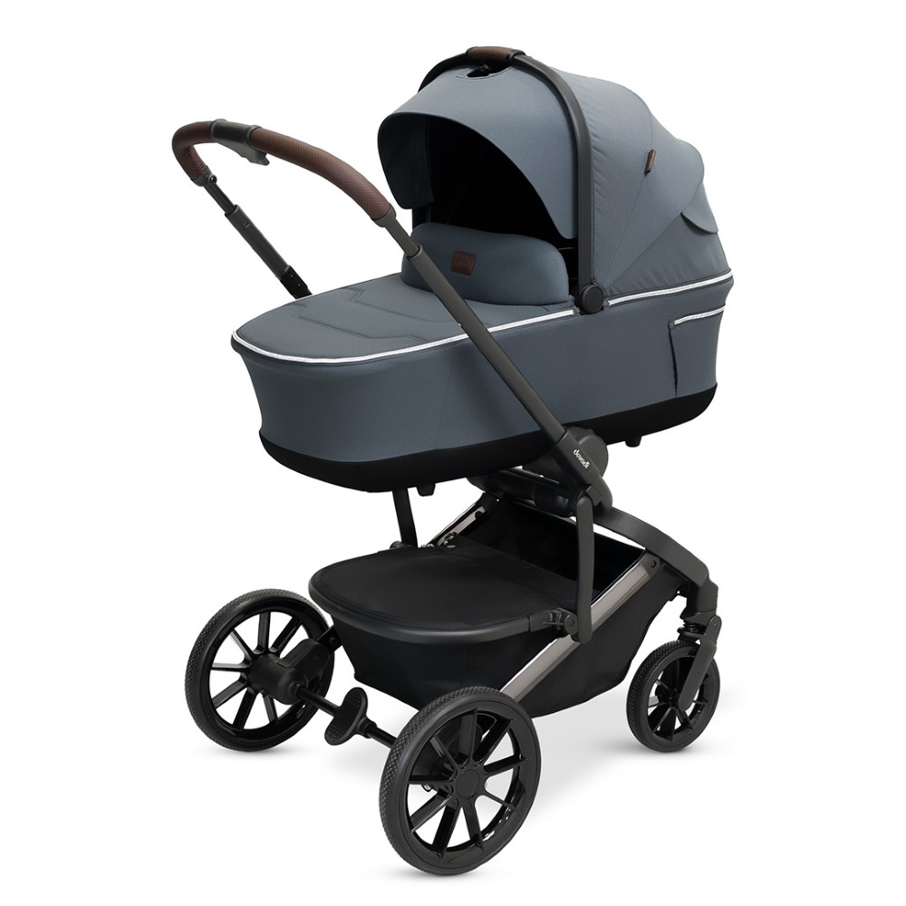 Η φωτογραφία δείχνει Dovadi Fly 2 σε 1 NIGHT GREY – Στυλ, άνεση & πρακτικότητα σε κάθε βόλταΓιατί να το επιλέξετεΤο πολυκαρότσι Dovadi Fly 2 σε 1 σε κομψό χρώμα NIGHT GREY είναι η ιδανική επιλογή για γονείς που αναζητούν μοντέρνο design, πρακτικές λύσεις και απόλυτη ασφάλεια.