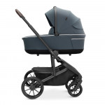 Η φωτογραφία δείχνει Dovadi Fly 2 σε 1 NIGHT GREY – Στυλ, άνεση & πρακτικότητα σε κάθε βόλταΓιατί να το επιλέξετεΤο πολυκαρότσι Dovadi Fly 2 σε 1 σε κομψό χρώμα NIGHT GREY είναι η ιδανική επιλογή για γονείς που αναζητούν μοντέρνο design, πρακτικές λύσεις και απόλυτη ασφάλεια.