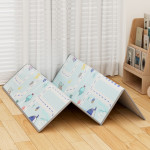 Η φωτογραφία δείχνει Παιδικό χαλάκι δραστηριοτήτων διπλής όψεως, για να απασχολείται το παιδί σας δημιουργικά οποιαδήποτε ώρα της ημέρας.