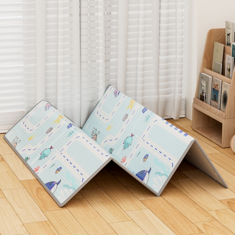 Η φωτογραφία δείχνει Παιδικό χαλάκι δραστηριοτήτων διπλής όψεως, για να απασχολείται το παιδί σας δημιουργικά οποιαδήποτε ώρα της ημέρας.