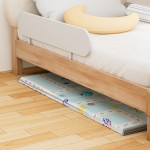 Η φωτογραφία δείχνει Παιδικό χαλάκι δραστηριοτήτων διπλής όψεως, για να απασχολείται το παιδί σας δημιουργικά οποιαδήποτε ώρα της ημέρας.