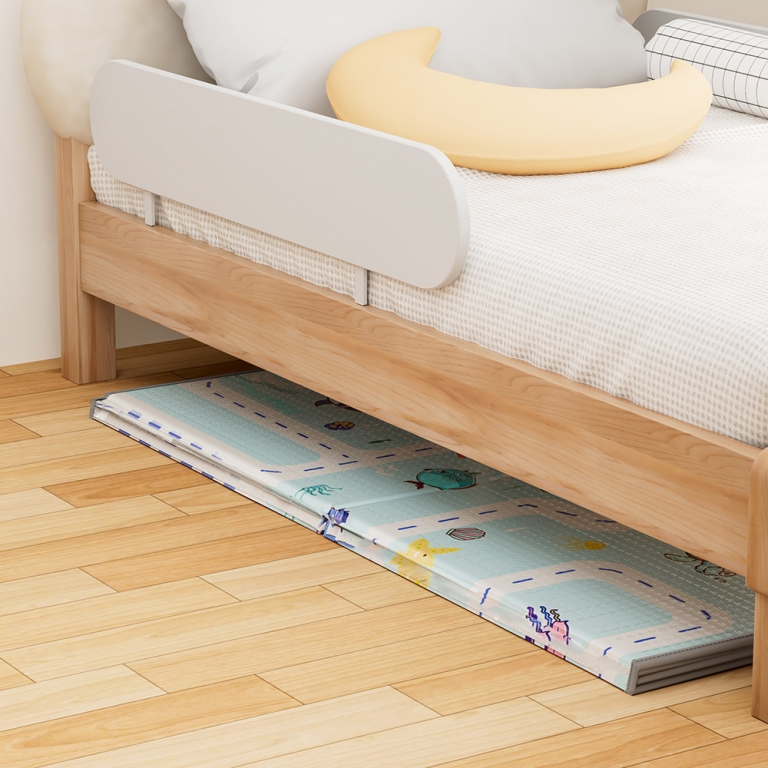 Η φωτογραφία δείχνει Παιδικό χαλάκι δραστηριοτήτων διπλής όψεως, για να απασχολείται το παιδί σας δημιουργικά οποιαδήποτε ώρα της ημέρας.