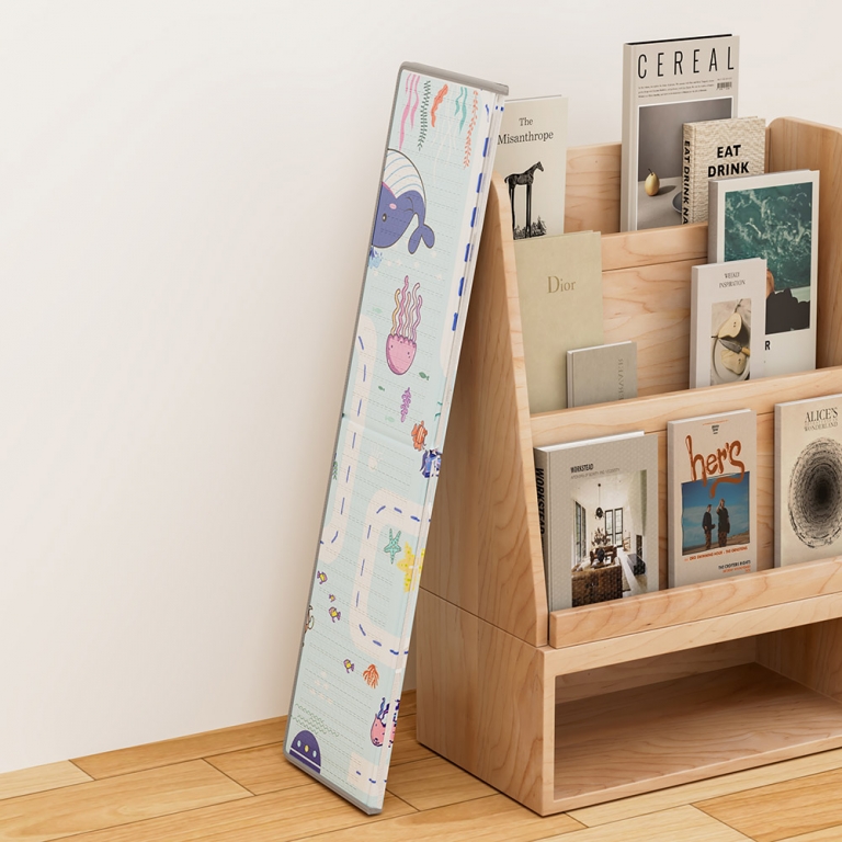 Η φωτογραφία δείχνει Παιδικό χαλάκι δραστηριοτήτων διπλής όψεως, για να απασχολείται το παιδί σας δημιουργικά οποιαδήποτε ώρα της ημέρας.