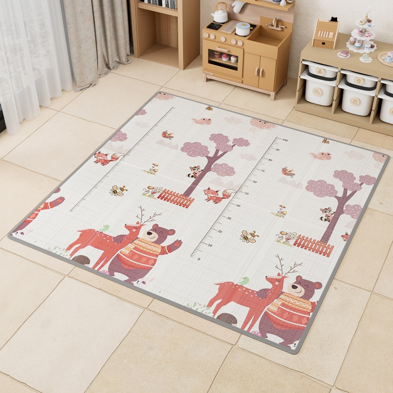 Η φωτογραφία δείχνει Παιδικό χαλάκι δραστηριοτήτων διπλής όψεως, για να απασχολείται το παιδί σας δημιουργικά οποιαδήποτε ώρα της ημέρας.