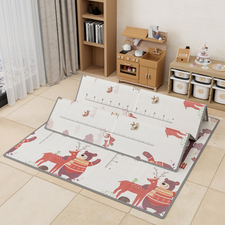 Η φωτογραφία δείχνει Παιδικό χαλάκι δραστηριοτήτων διπλής όψεως, για να απασχολείται το παιδί σας δημιουργικά οποιαδήποτε ώρα της ημέρας.