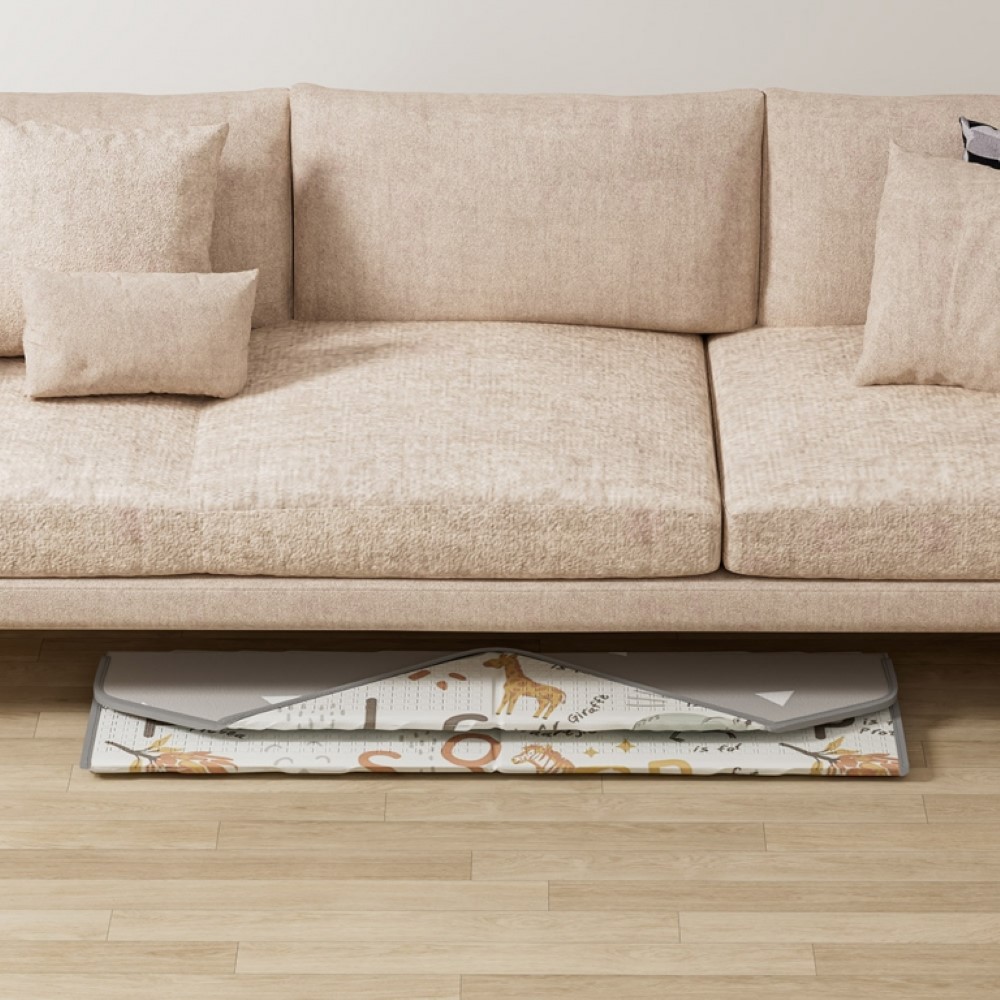 Η φωτογραφία δείχνει Παιδικό χαλάκι δραστηριοτήτων  διπλής όψεως, για να απασχολείται το παιδί σας δημιουργικά οποιαδήποτε ώρα της ημέρας.