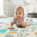 Η φωτογραφία δείχνει Παιδικό χαλάκι δραστηριοτήτων διπλής όψεως, για να απασχολείται το παιδί σας δημιουργικά οποιαδήποτε ώρα της ημέρας.