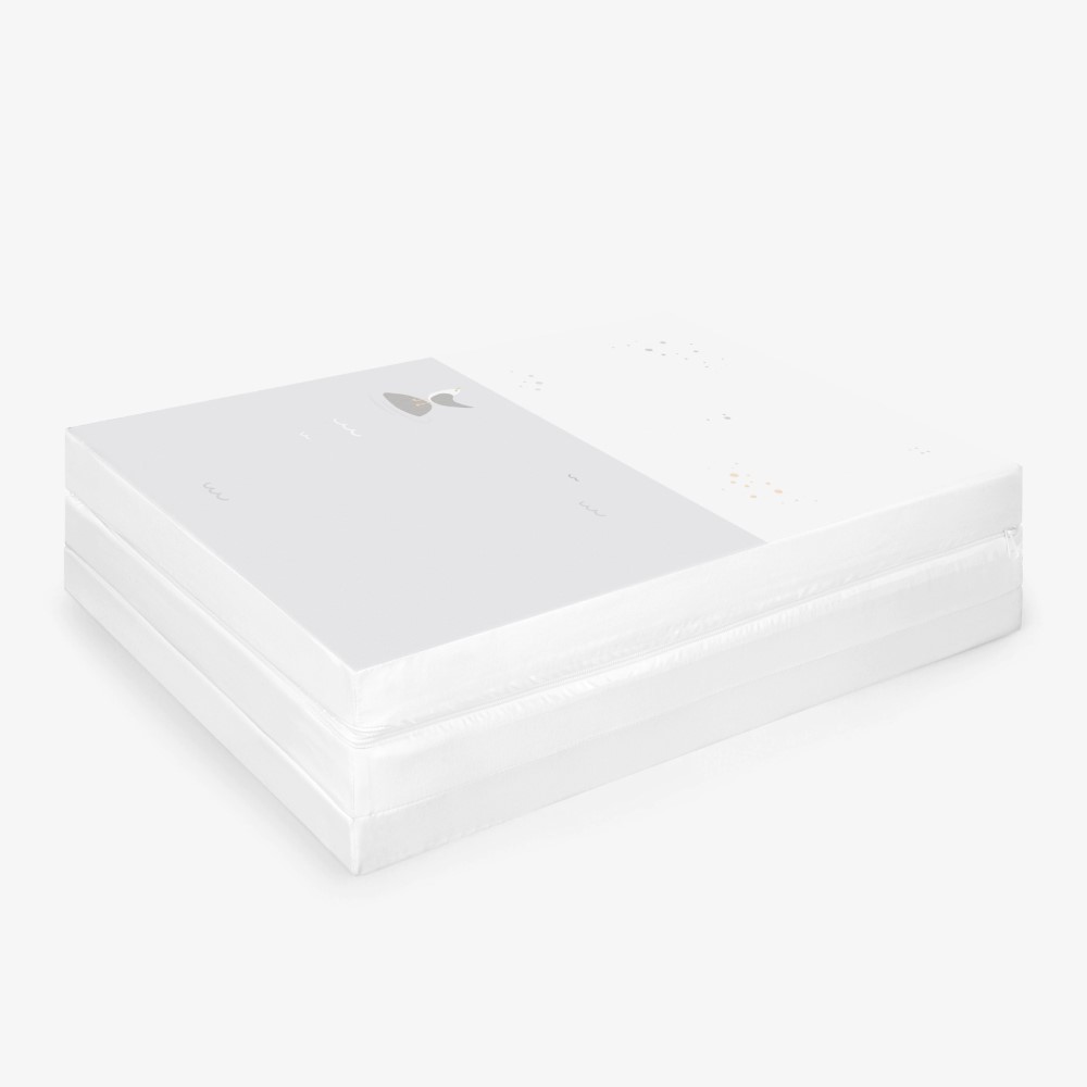 Η φωτογραφία δείχνει Εξασφαλίστε άνεση και ευκολία για το μωρό σας όπου κι αν πάτε με το πτυσσόμενο στρώμα STRIPY FRIENDS.